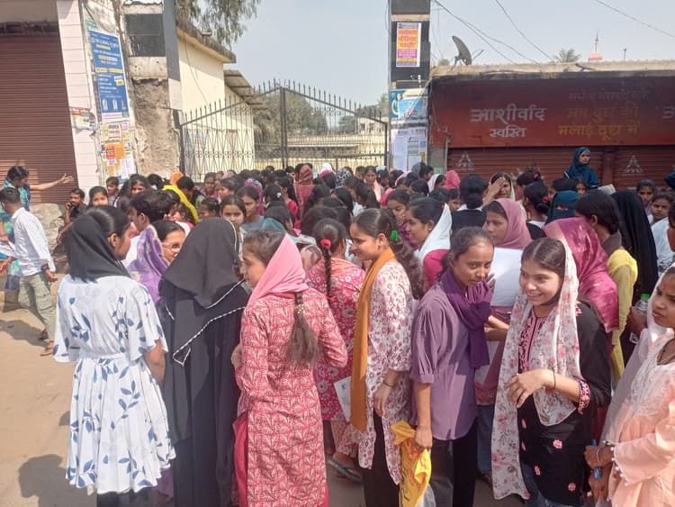 शांतिपूर्वक चल रही मैट्रिक की परीक्षा