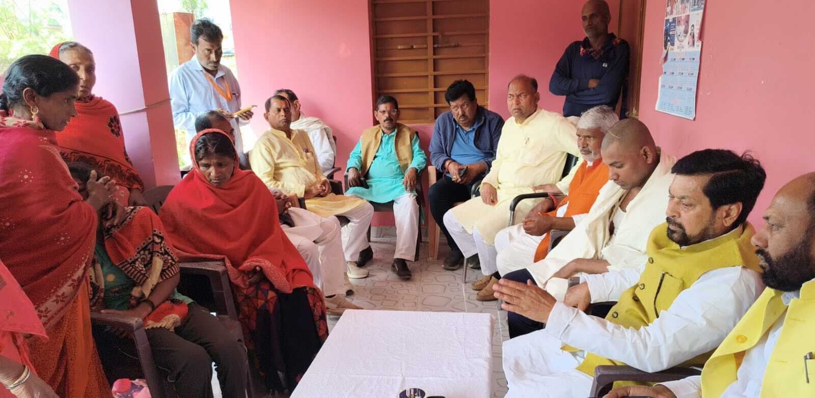 पूर्व मंत्री ने मृत ट्रैक्टर चालक के परिजनों से की मुलाकात, निष्पक्ष जांच का दिया भरोसा