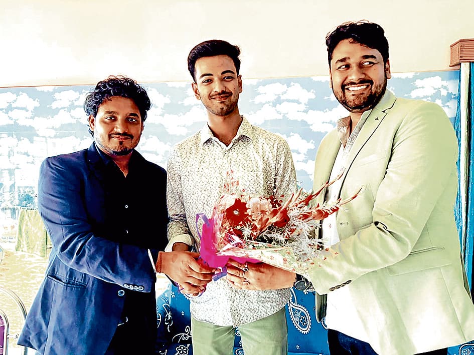 जेईई मेन्स के स्टेट टॉपर कुंतल को किया सम्मानित