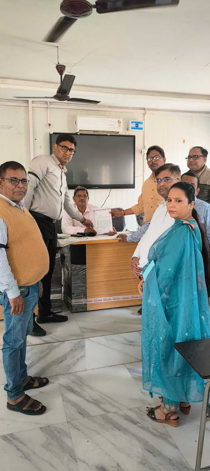 गोगारी डीएसपी के अभद्र व्यवहार के विरोध में चिकित्सकों ने काली पट्टी लगाकर किया प्रदर्शन