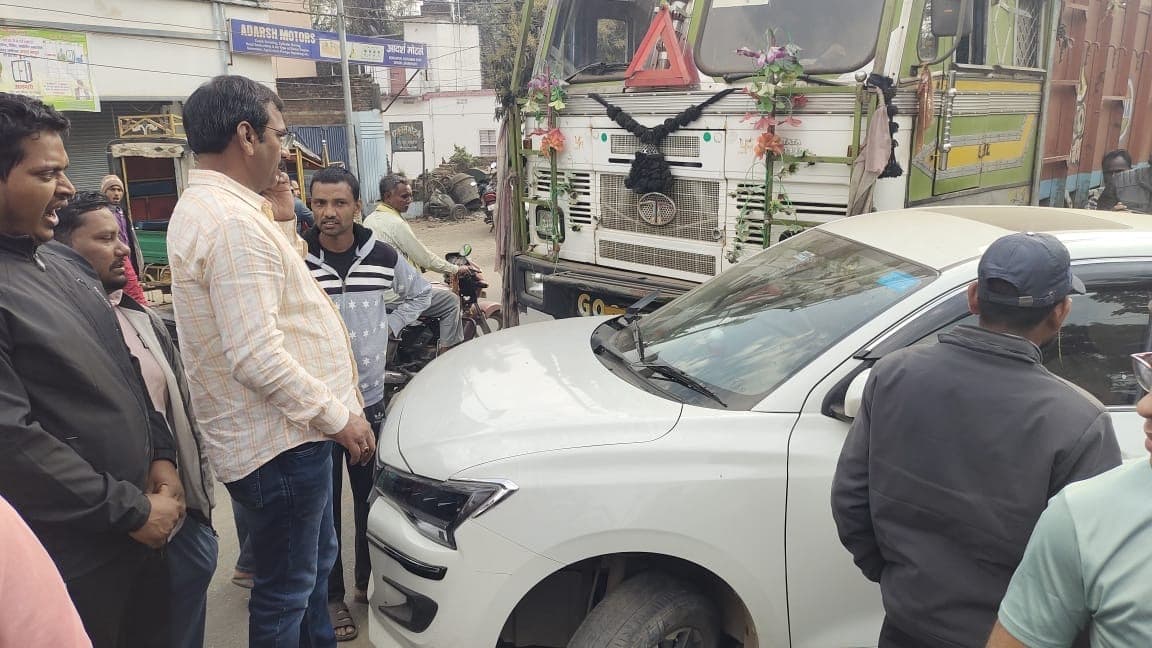 Giridih News :तेज रफ्तार ट्रक ने शिक्षक की कार में मारा धक्का