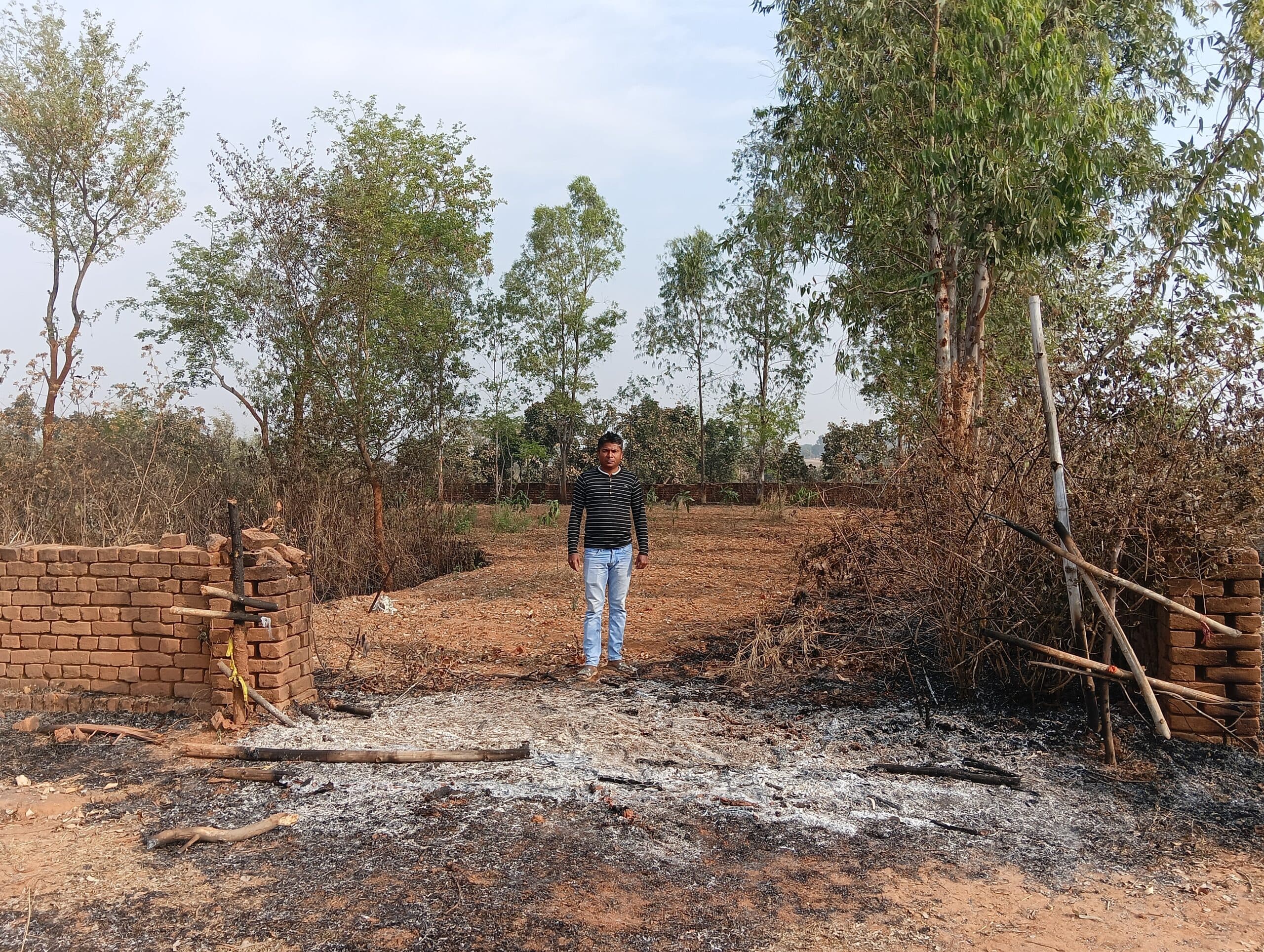 Giridih News :असामाजिक तत्वों ने बागवानी में लगायी आग, पौधे झुलसे