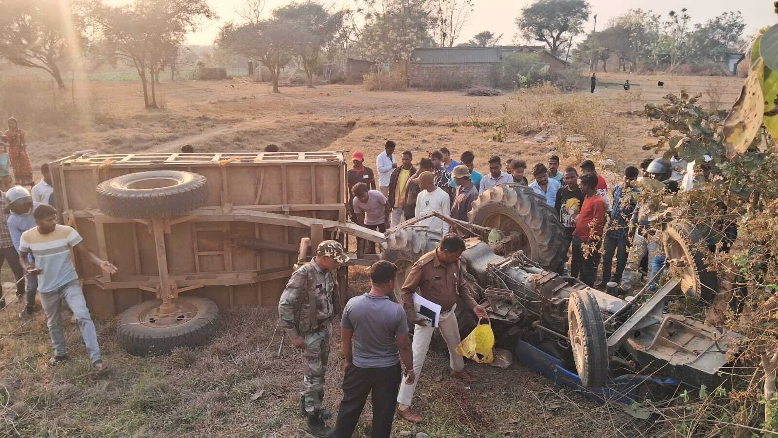 Seraikela Kharsawan News : तेज रफ्तार ट्रैक्टर सड़क से 10 फीट नीचे गिरा, चालक गंभीर