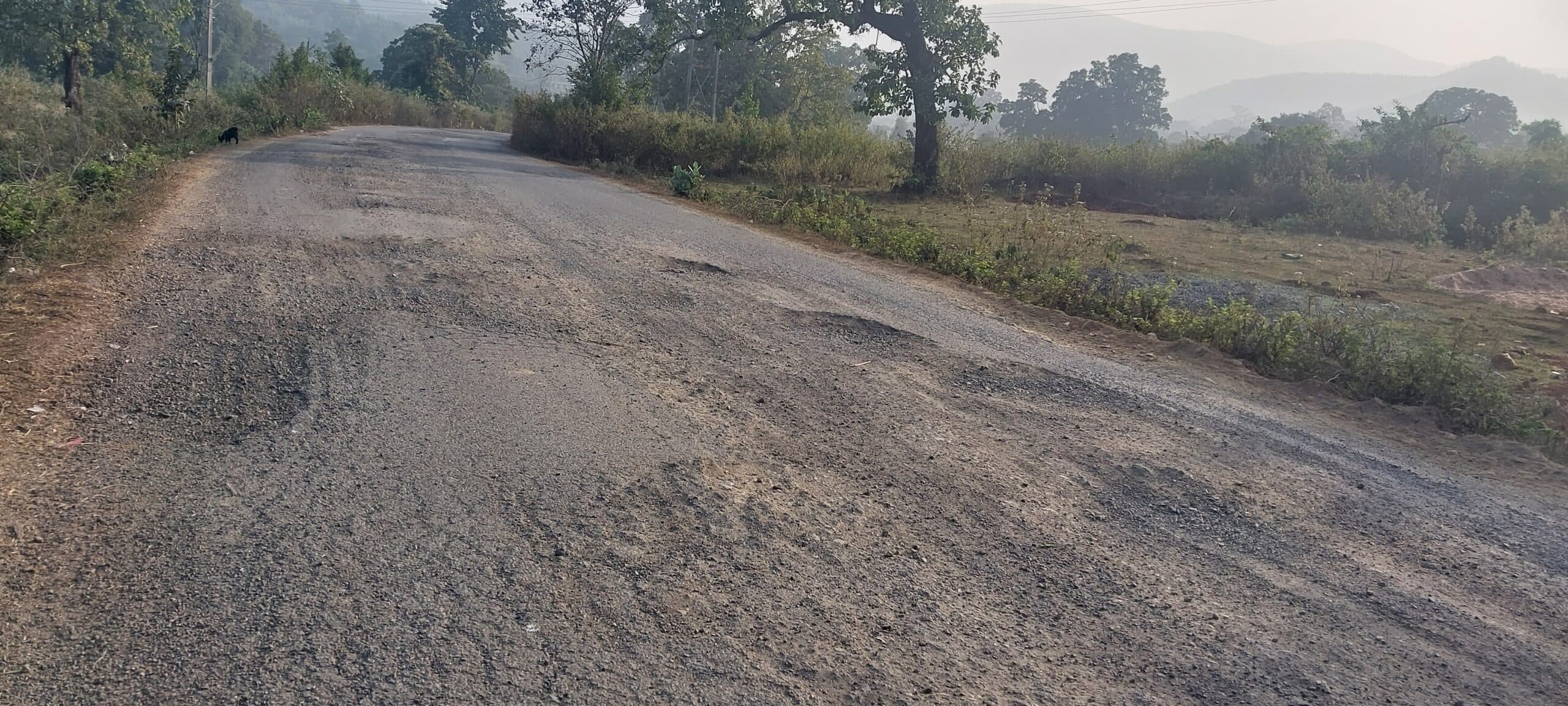 Seraikela Kharsawan News : 9 साल में बनी सड़क, 3 साल में ही जर्जर