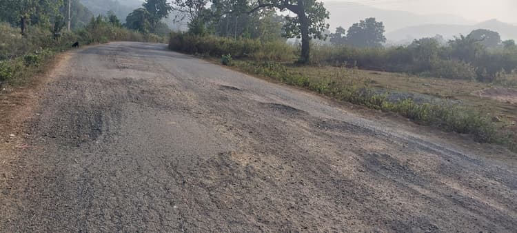 Seraikela Kharsawan News : 9 साल में बनी सड़क, 3 साल में ही जर्जर