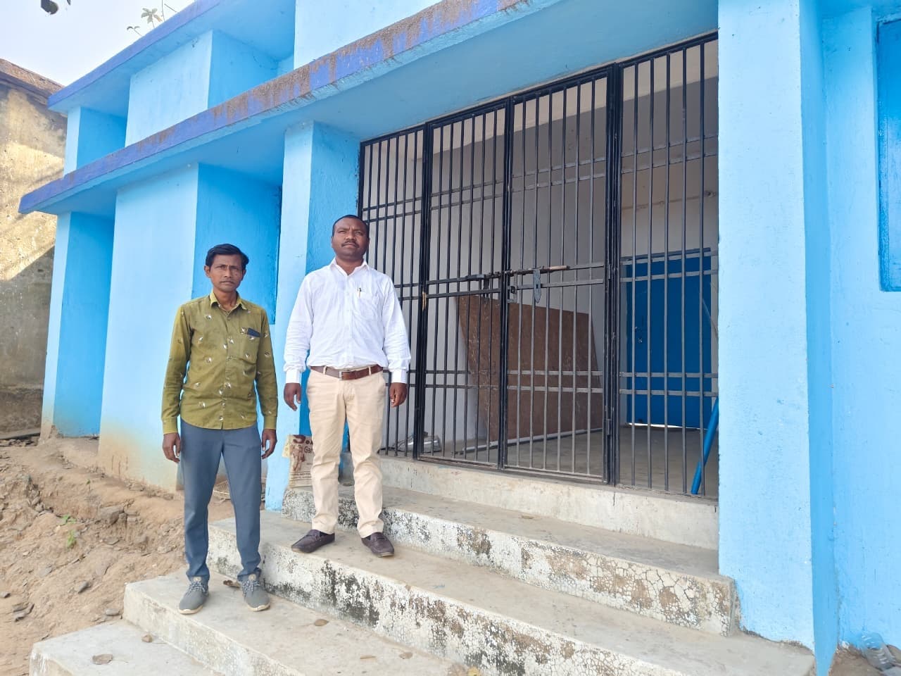 Seraikela Kharsawan News : दोपहर एक बजे कार्यालय में लटक रहा था ताला, अफसरों की अनुपस्थिति से आक्रोश