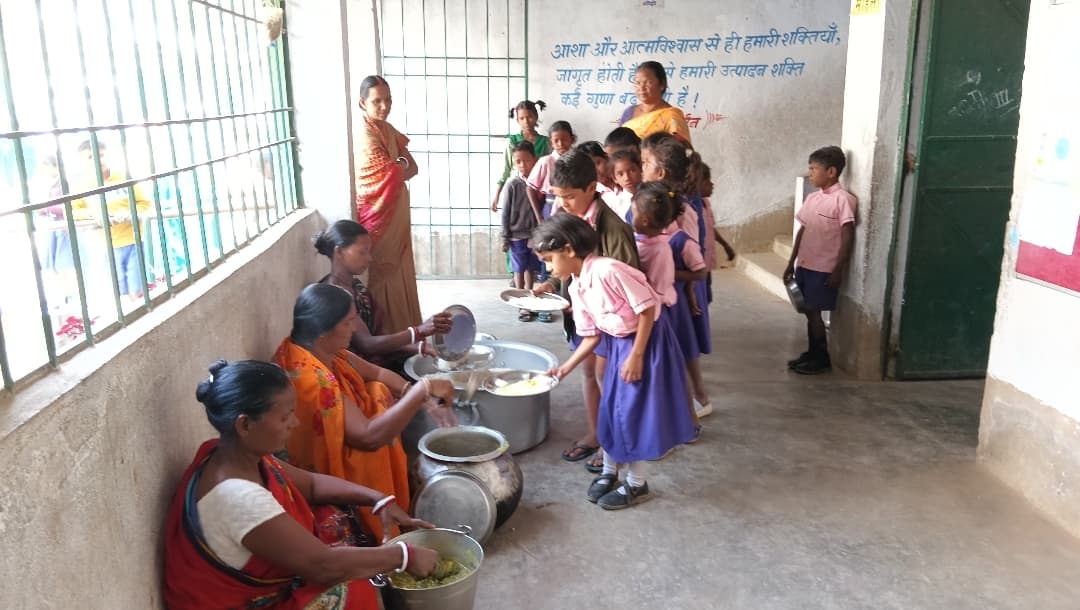 Chaibasa News : मांगों पर अड़ीं, पर बच्चों को भूखा नहीं रहने दिया