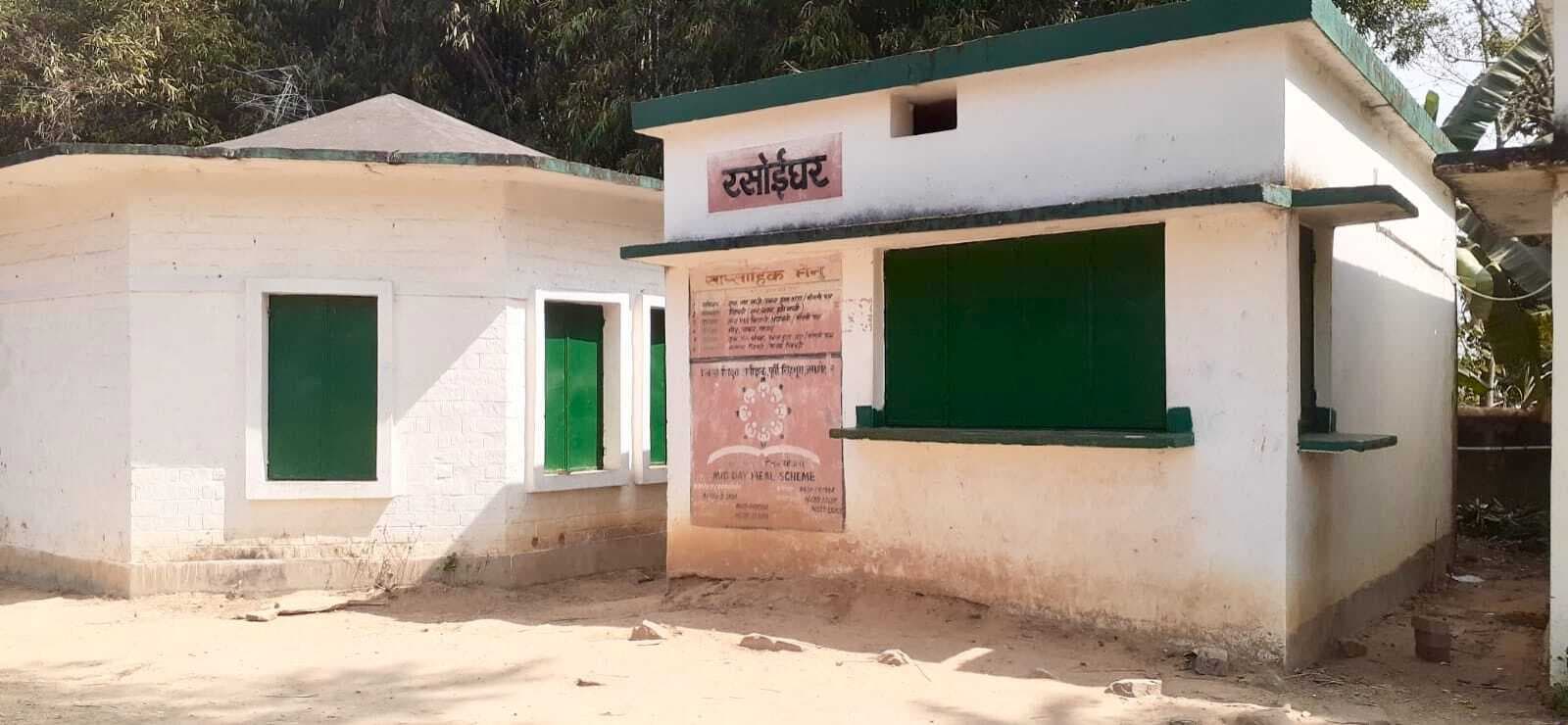 East Singhbhum News : रसोइयों की हड़ताल से कहीं चूल्हे ठंडे, तो कहीं नियमित बना भोजन