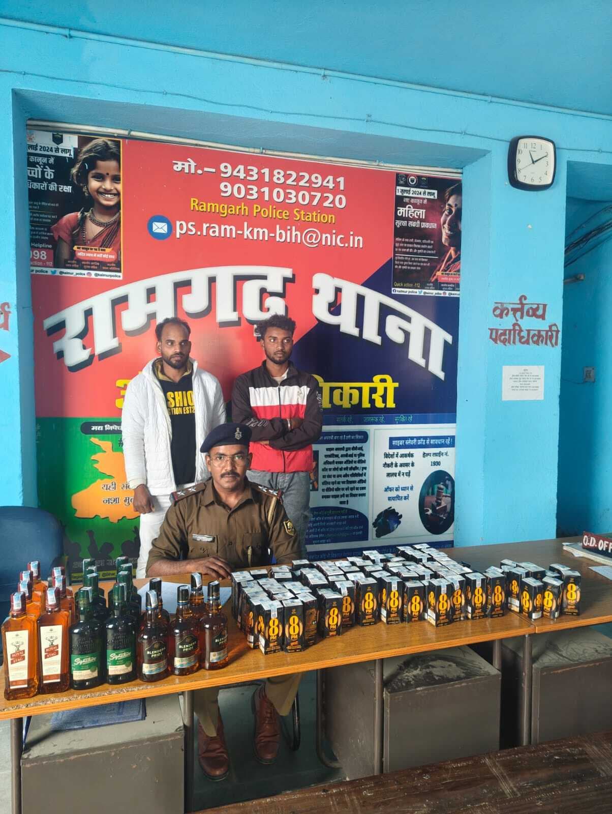 दो शराब तस्करों को पुलिस ने खदेड़ कर पकड़ा, बाइक जब्त