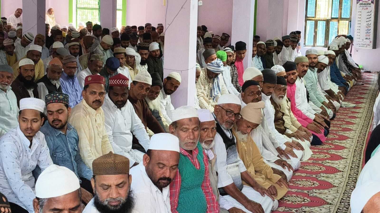 रमजान के पहले जुमे पर मस्जिदों में उमड़ा रोजेदारों का हुजूम, पढ़ी गयी नमाज