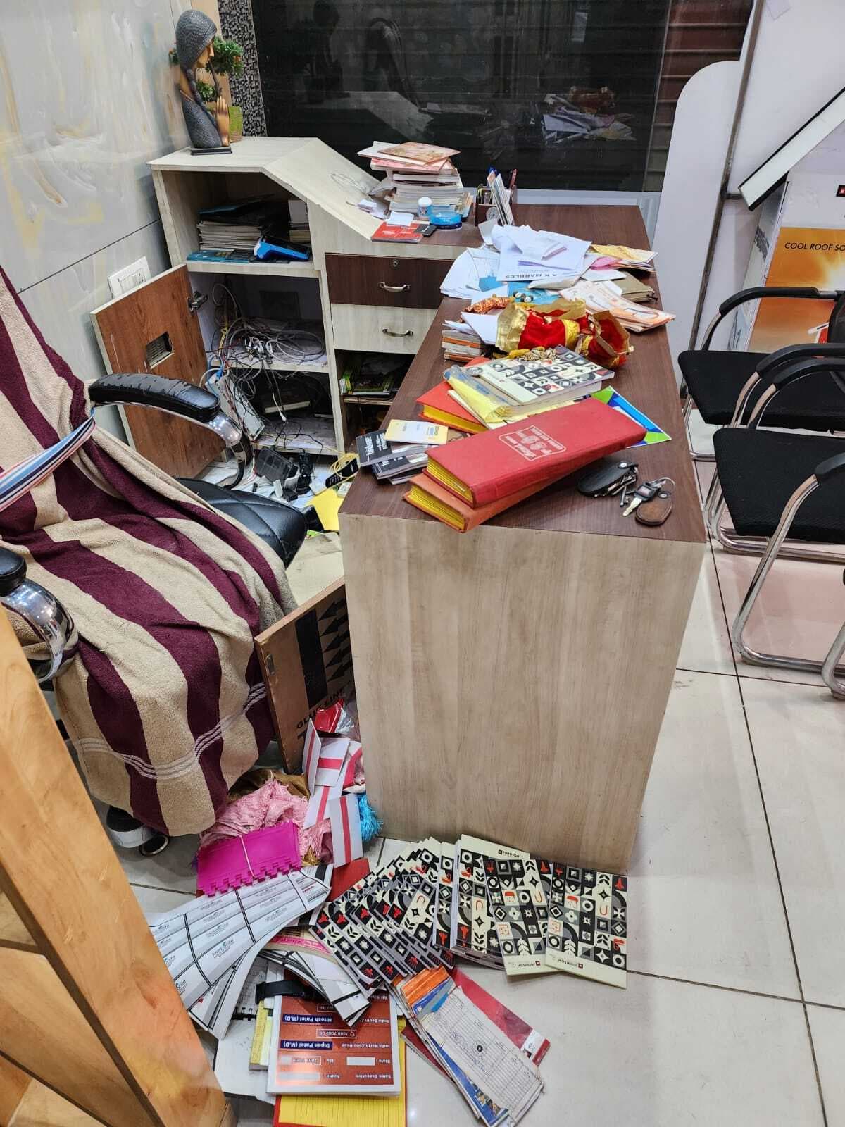 शेड काटकर मार्बल दुकान से नकदी की चोरी