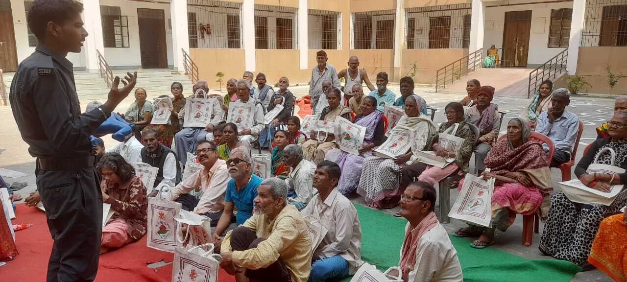 आपदा के समय बुजुर्गों को बताया गया सुरक्षा के उपाय