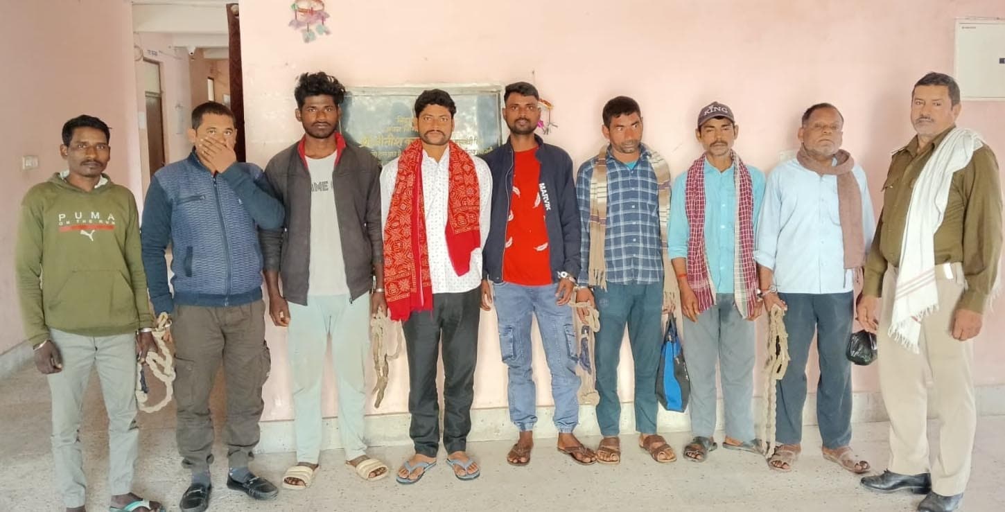 एक तस्कर व सात पीने वाला गिरफ्तार, 86 लीटर अज्ञात अवस्था में रखे विदेशी शराब बरामद