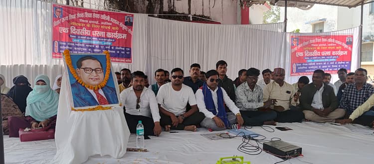 मांगों को लेकर शिक्षा सेवकों ने किया प्रदर्शन