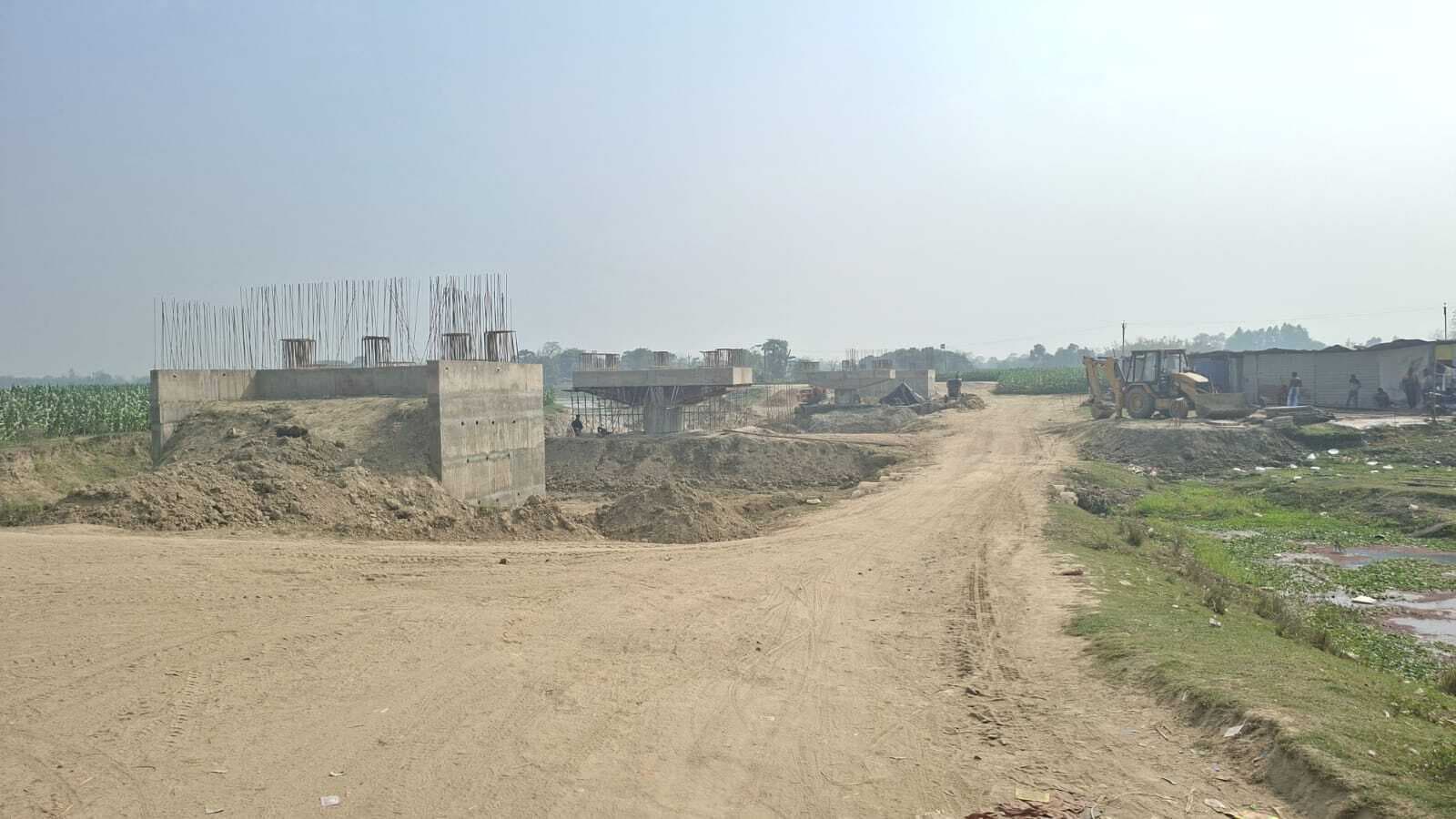 5.29 करोड़ से बन रहा पुल निर्माण कार्य अधूरा