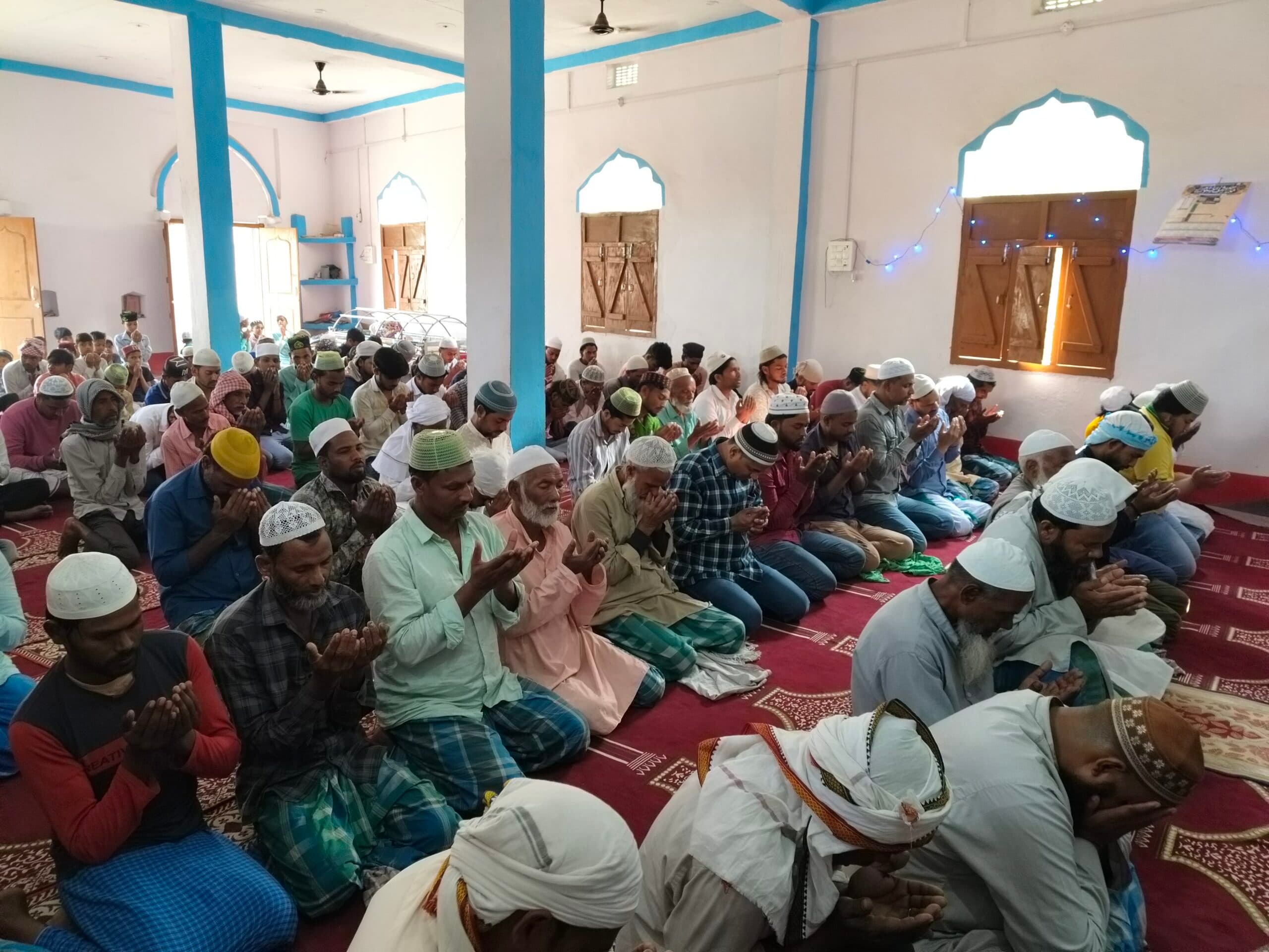 रमजान के पाक महीने में इबादत में डूबे लोग