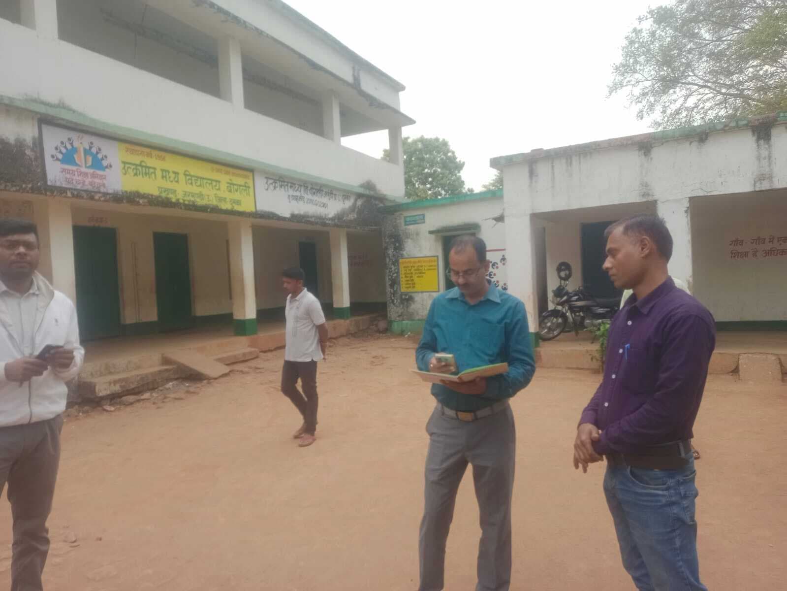 242 में सिर्फ 20 छात्र उपस्थित, डीएसइ नाराज