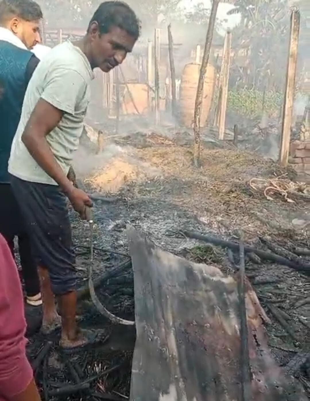 चनामना में आग लगने से छह परिवारों के घर जले