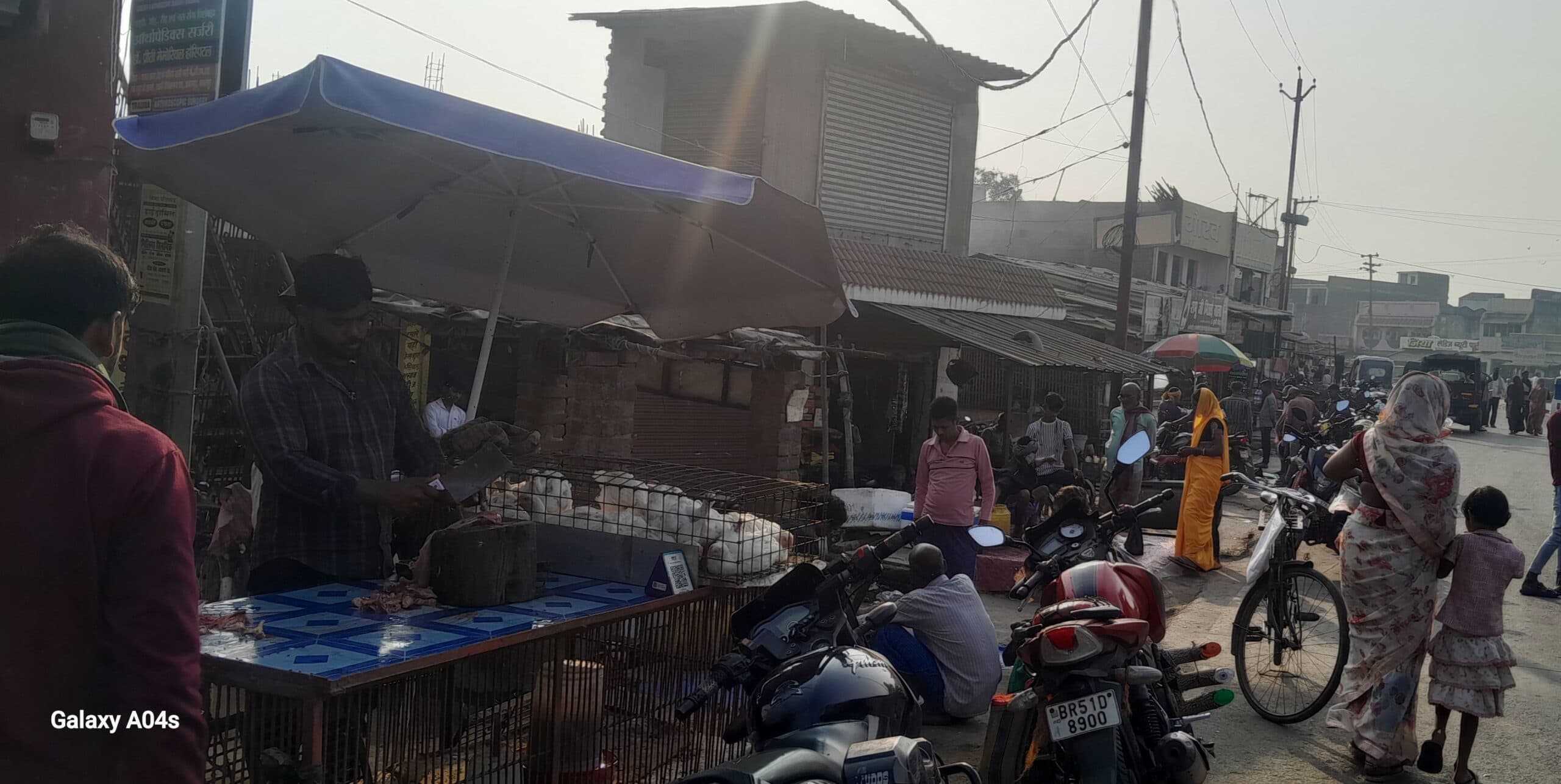 खुले में मांस-मछली की बिक्री से बढ़ी गंदगी, घटतौली से ग्राहकों की जेब पर पड़ रहा डाका