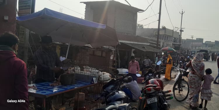 खुले में मांस-मछली की बिक्री से बढ़ी गंदगी, घटतौली से ग्राहकों की जेब पर पड़ रहा डाका