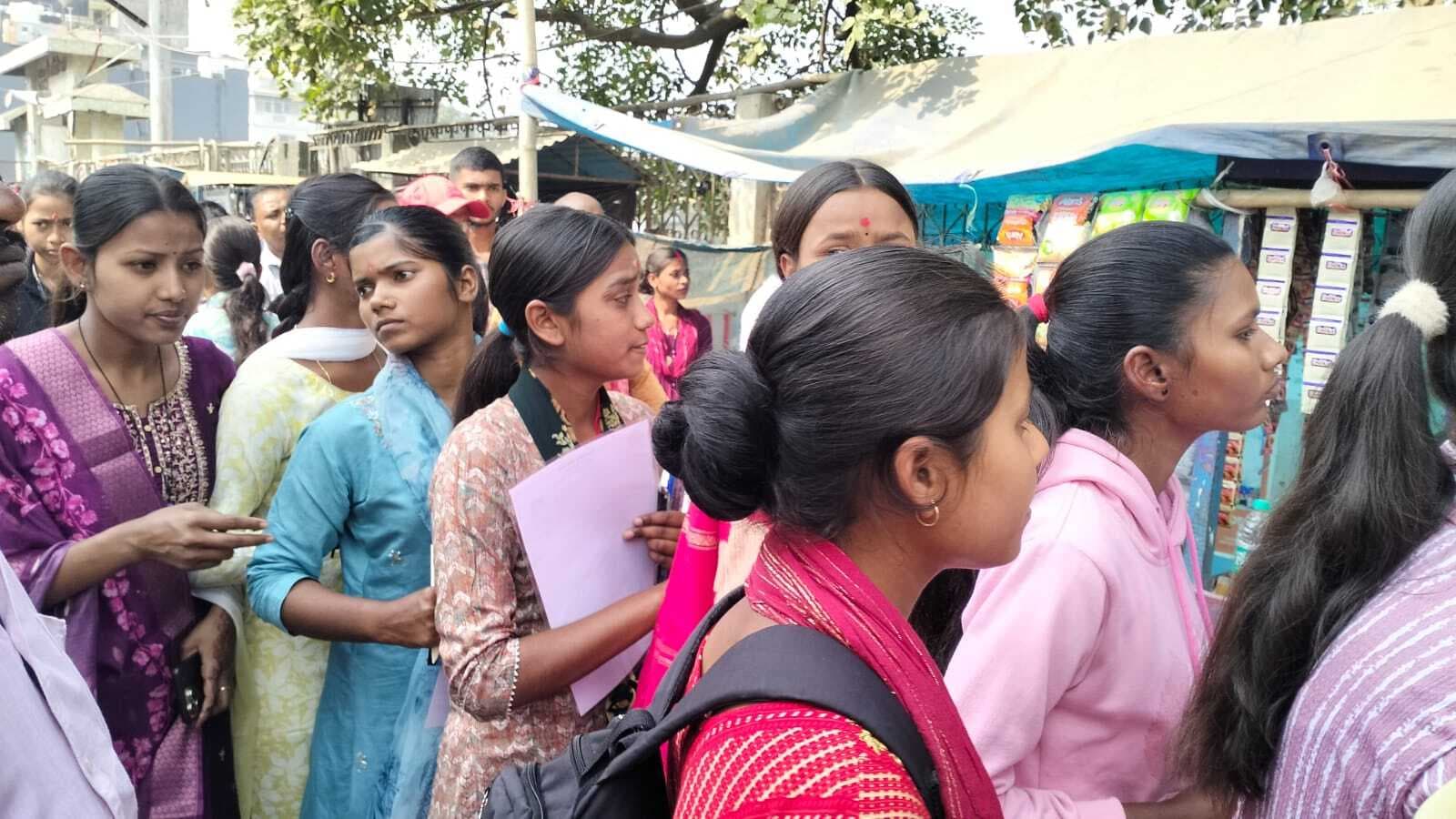 मैट्रिक परीक्षा: सोशल सायंस की परीक्षा के बाद खुश दिखे छात्र-छात्राएं