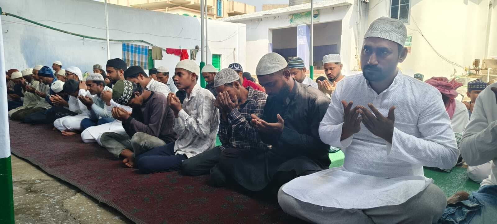 रोजेदारों ने पहले जुमे की नमाज अदा की