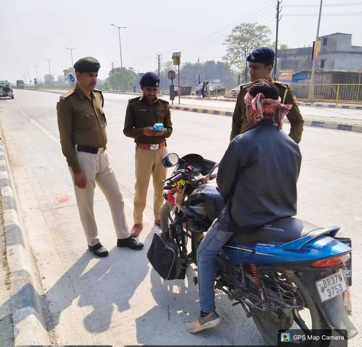 पुलिस ने चलााय अभियान, कई वाहन जब्त