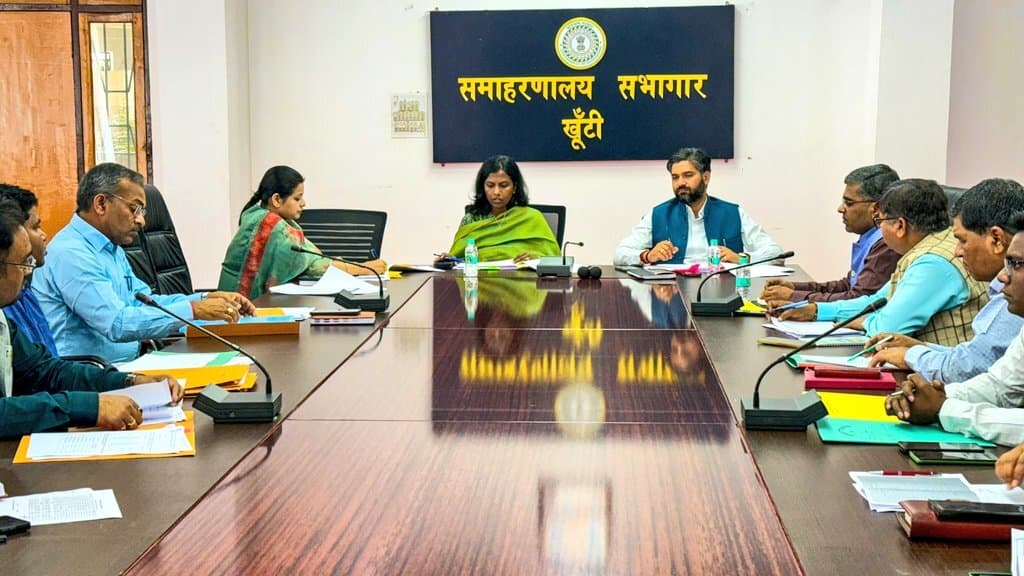 लक्ष्यों की शत-प्रतिशत प्राप्ति सुनिश्चित करें : डीसी