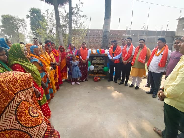 पीसीसी सड़क का विधान पार्षद ने किया उद्घाटन