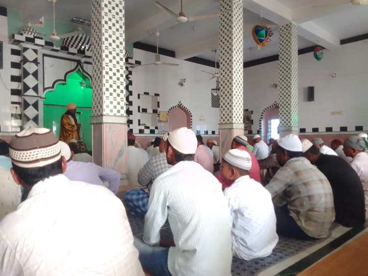 मस्जिदों में सजदे में एक साथ झुके हजारों सिर, मांगी दुआएं