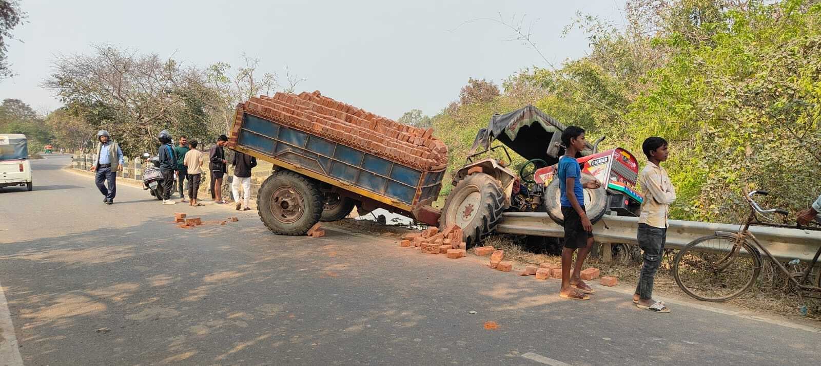 सड़क हादसे में टैंक लॉरी पलटी, चालक की मौत