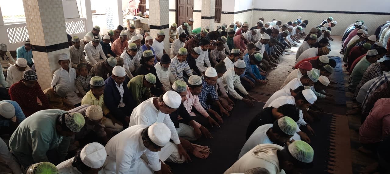 रमजान के पहले  जुम्मे पर लोगों ने पढ़ी नमाज