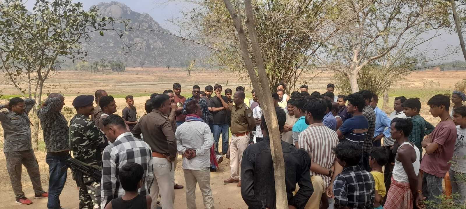 पेड़ पर लाउडस्पीकर लगाने को लेकर दो पक्षों में बकझक