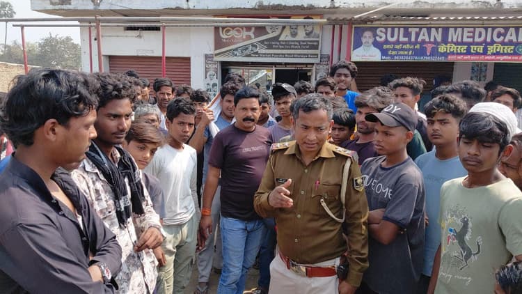 आलमबाजार चौक पर बस रोककर प्रदर्शन, यात्रियों को हुई भारी परेशानी