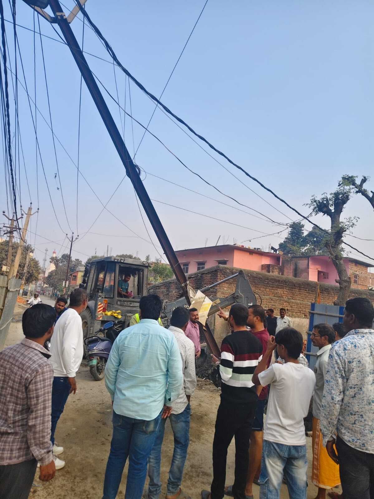 33 केवी बिजली पोल गिरने से शहर में छाया घंटों अंधेरा, लोग रहे परेशान