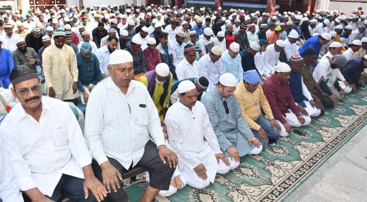 Bokaro News: नमाज अदा कर मांगी अमन-चैन की दुआ