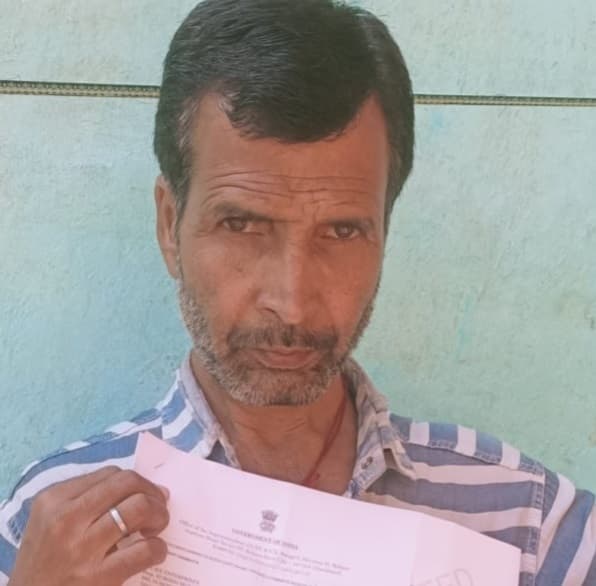 Bokaro News: दिव्यांग मजदूर ने विभाग को दिया आवेदन, निष्पक्ष जांच की मांग