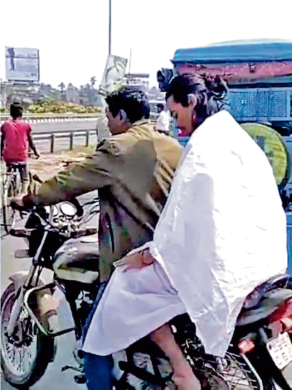 पिता के अंतिम संस्कार के अगले दिन बेटे ने दी एचएस परीक्षा