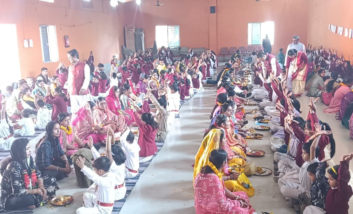 बच्चों से सम्मान पाकर भावुक हो उठे अभिभावक