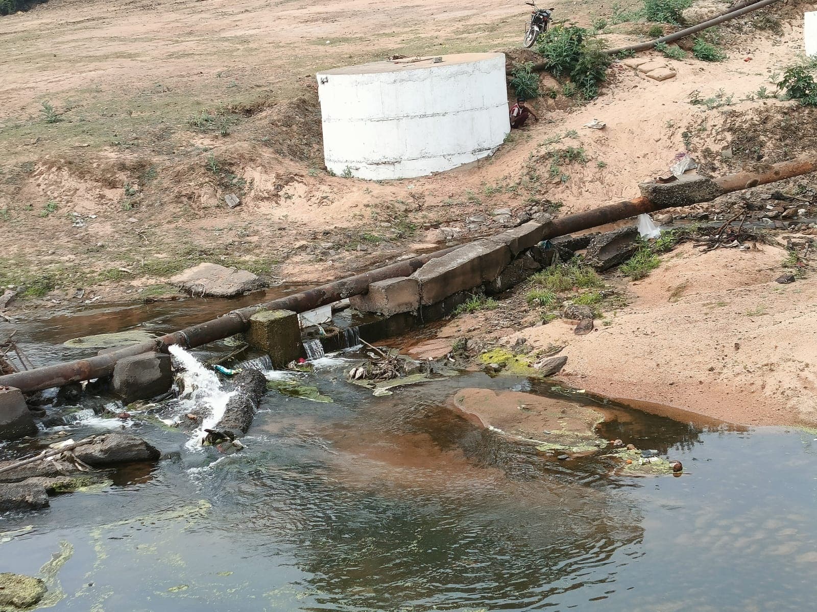 जर्जर पाइप लाइन से हर दिन हो रहा हजारों लीटर पानी बर्बाद