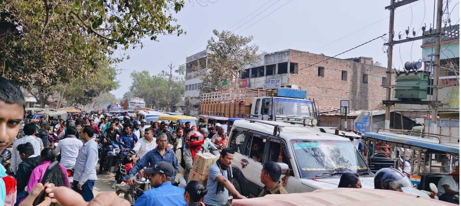 मैट्रिक परीक्षा के बीच त्रिवेणीगंज बाजार में भीषण जाम, प्रशासनिक दावे साबित हुए खोखले