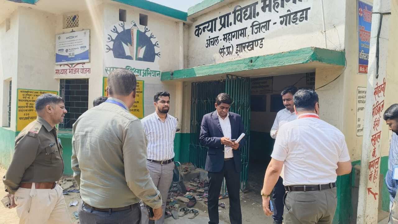 चुनाव : बीडीओ व सीओ ने बूथों पर सुविधाओं का लिया जायजा