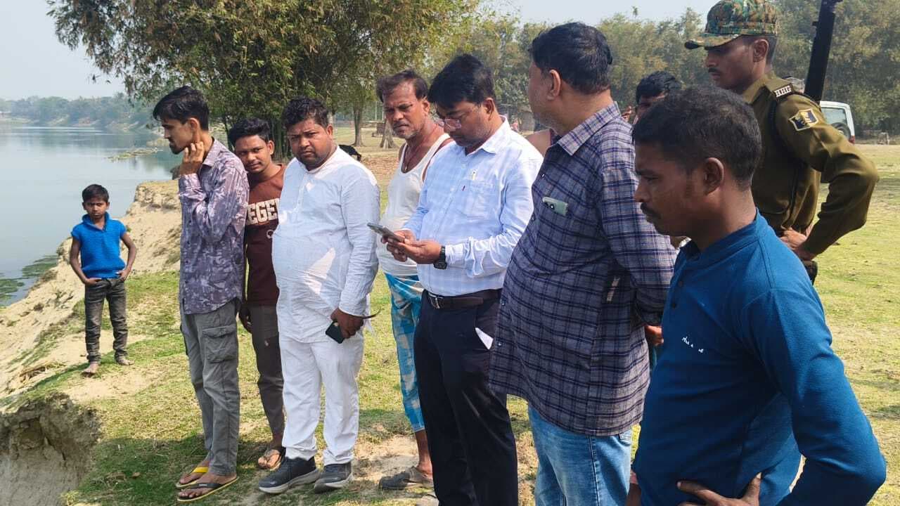 बेलगाछी में परमान नदी के भीषण कटाव से दहशत, सीओ ने लिया जायजा