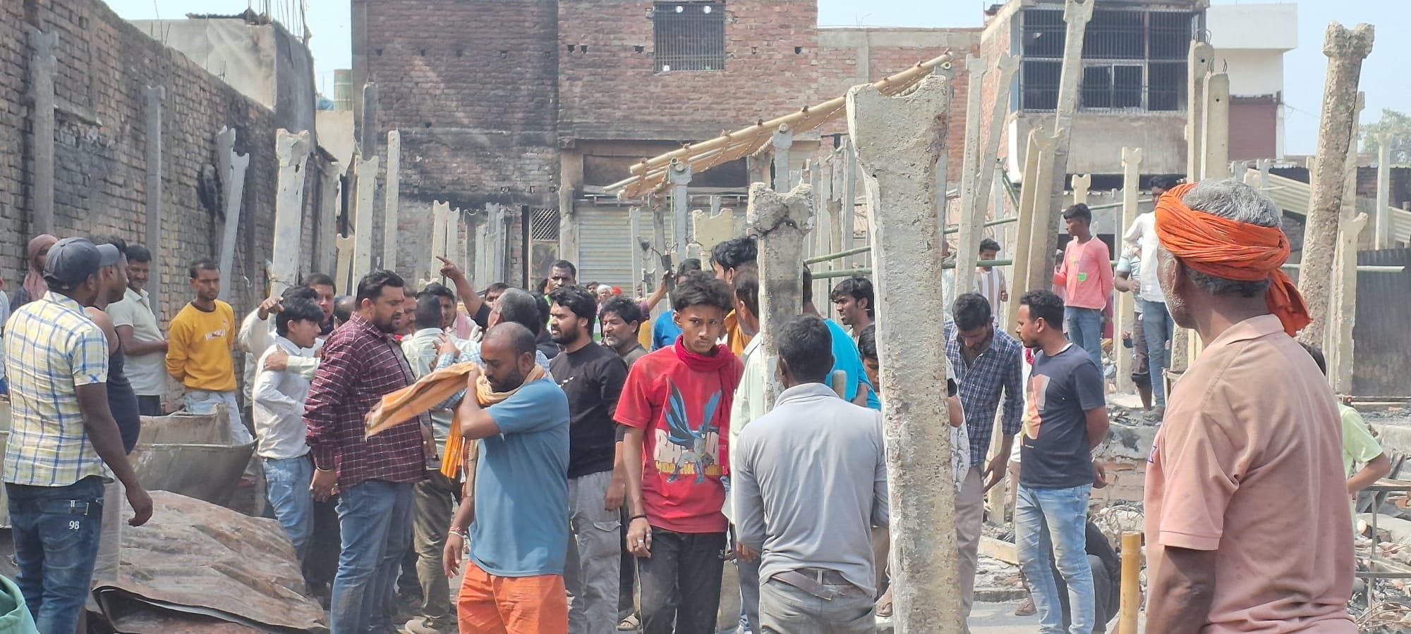 क्षति भुला कुरसेला हाट में दुकान सजाने में जुटे पीड़ित दुकानदार