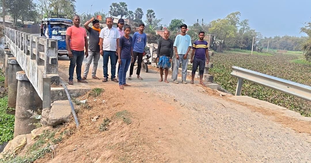 छोटकी रटनी पुल के दोनों छोर सड़क किनारे हो रहे कटाव से दुर्घटना की आशंका