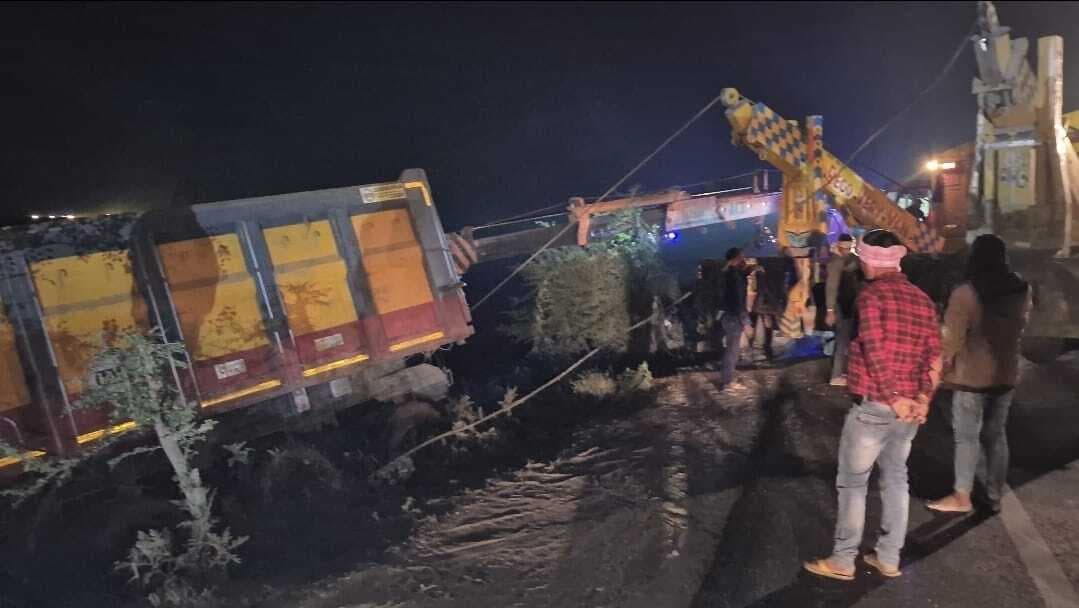 हाइवा अनियंत्रित होकर पलटा