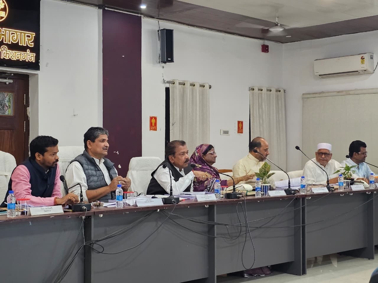 क्षेत्र में चल रहे योजनाओं की जानकारी जनप्रतिनिधि को दें: सांसद