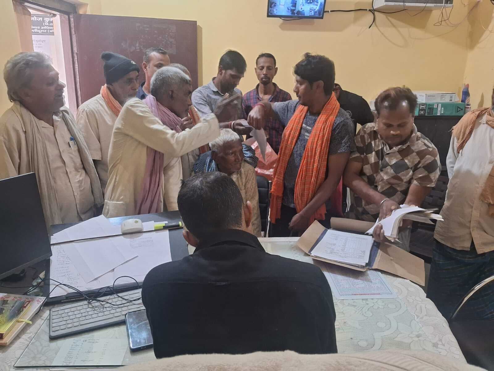 अंचल कार्यालय फुल्लीडुमर में लगा जनता दरबार