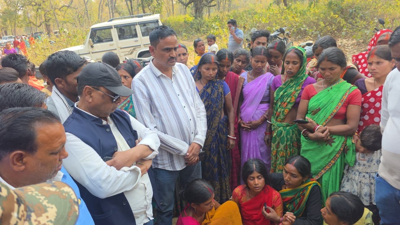 Giridih News :गिरिडीह जिला परिषद के पूर्व अध्यक्ष राकेश महतो की हत्या, विरोध में सड़क जाम