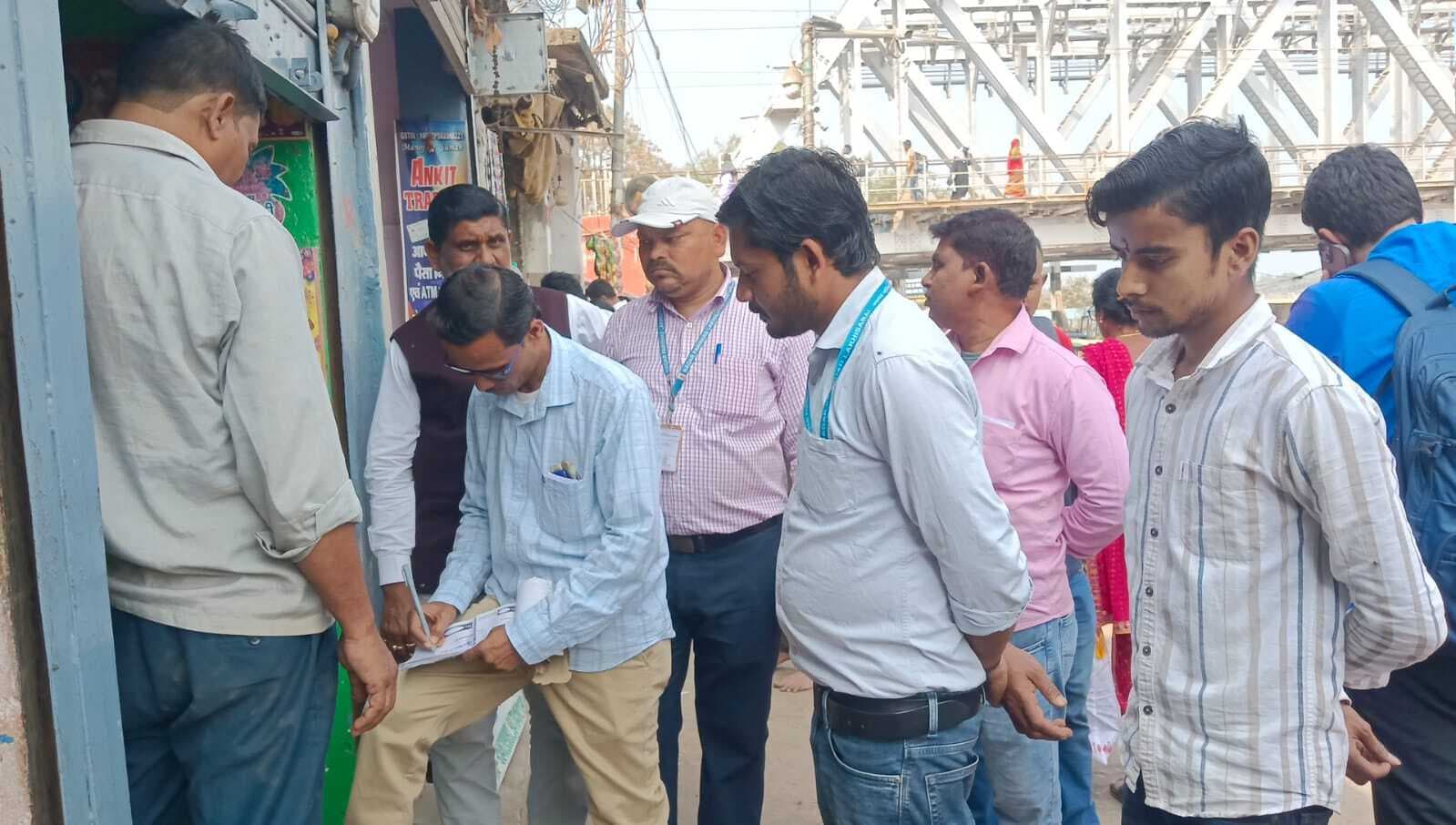 फुटपाथ को अतिक्रमण कर रखे 12 दुकानदारों को किया फाइन